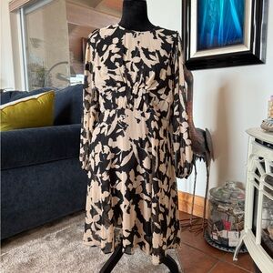 Elegant Black and Cream Patterned Dress Calvin Klein 10